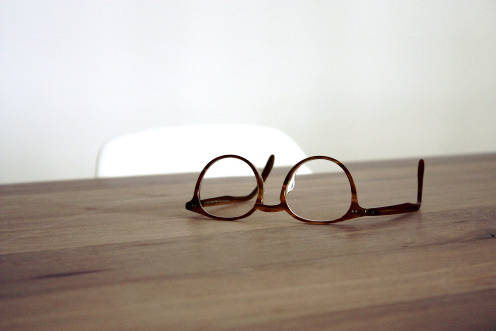 Bilde av briller som ligger på et bord