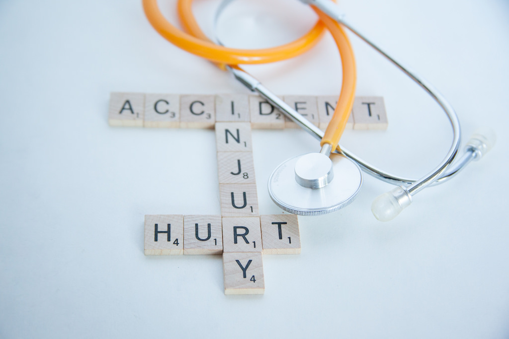SCrabblebrikker med ordnene accident injury hurt