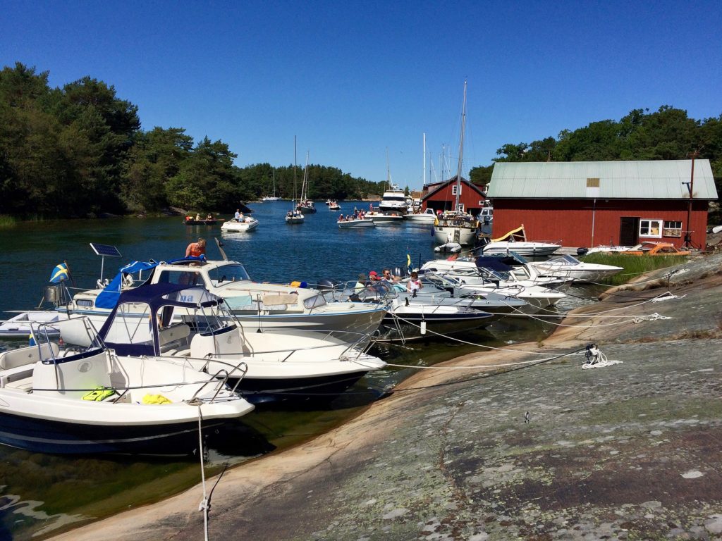 Båter som ligger fortøyd inntil svaberg