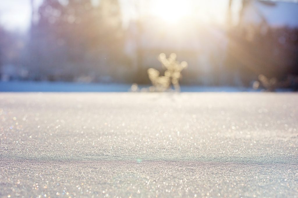 Nysnø med sol i bakgrunnen