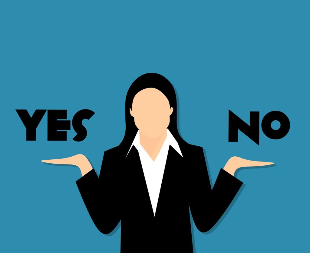 Bilde av kvinne i dress, som holder "Yes" i den ene hånden og "No" i den andre