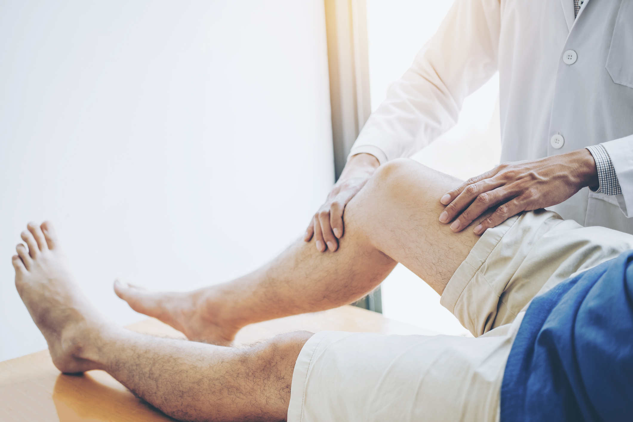 Physical Doctor consulting with patient Knee problems Physical therapy concept